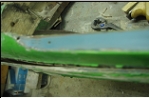 Restauration Karussellauto BMW 507 die Originalfarbe, hellblau, wurde unter der Chromleiste entdeckt